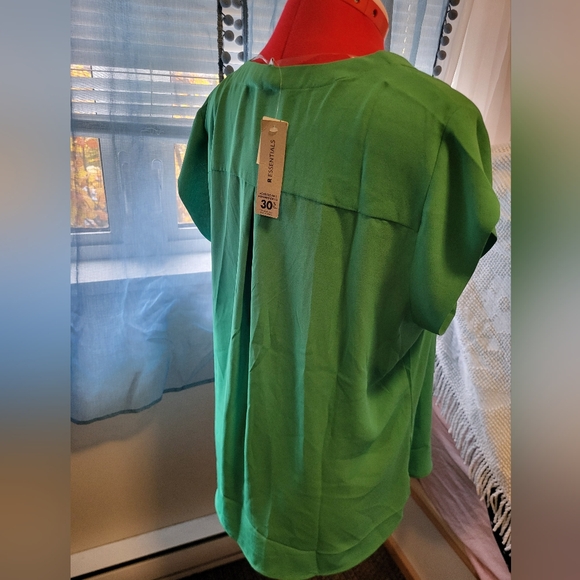 Large Reitmans Essential Shirt - Picture 2 of 3